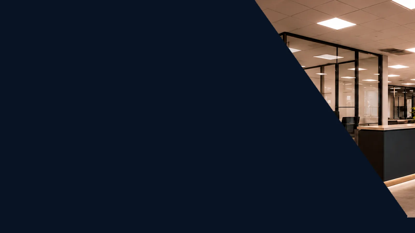 Recepción de oficina iluminada con paneles LED.