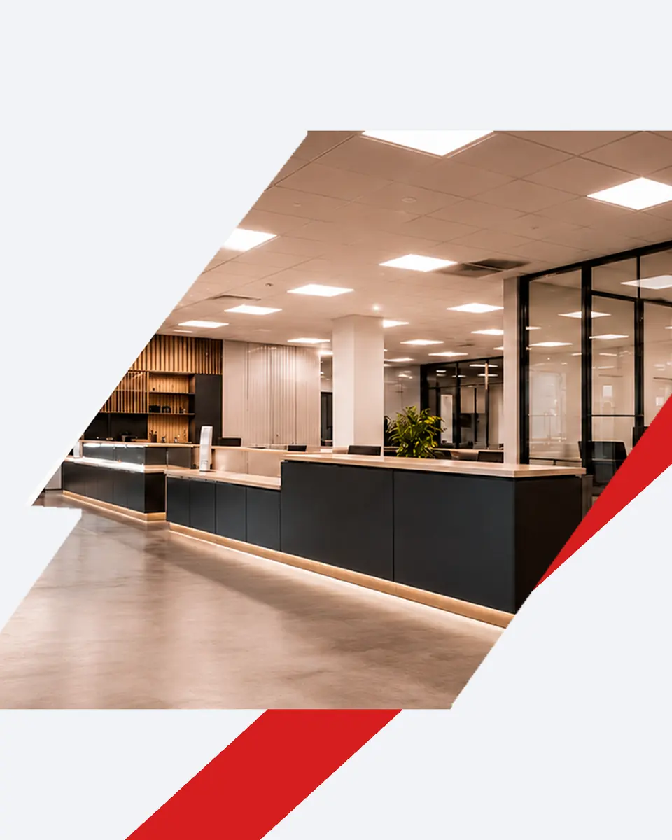 Oficina iluminada con paneles LED empotrados.